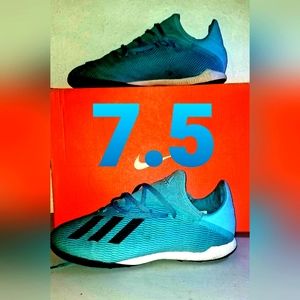 Soccer indor shoes